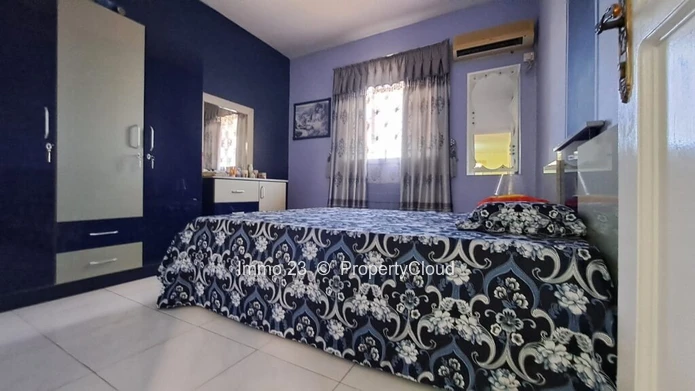 Commercial/Apartment for sale