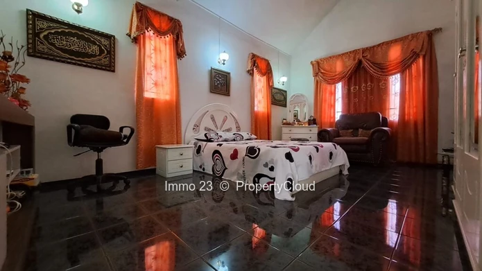 Commercial/Apartment for sale