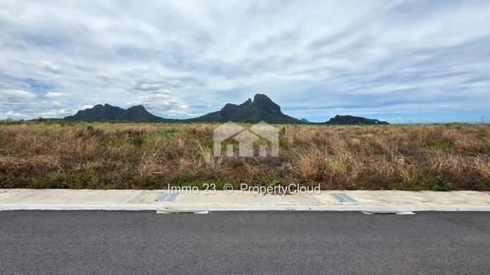 Plot of land for sale at Lotissement Pierrefonds