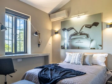 6 Bedroom House