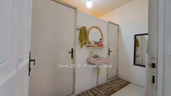 Commercial/Apartment for sale