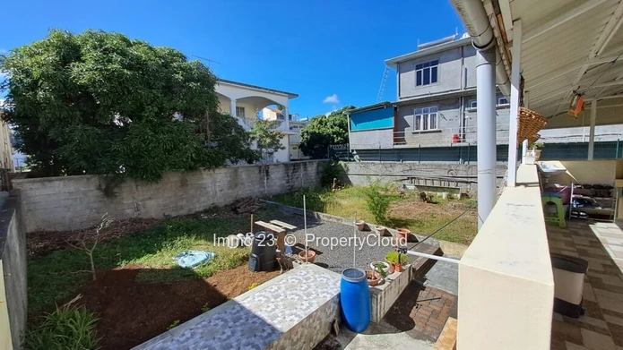 Commercial/Apartment for sale