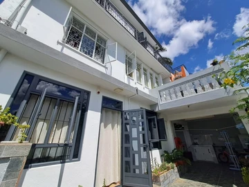 6 Bedroom House